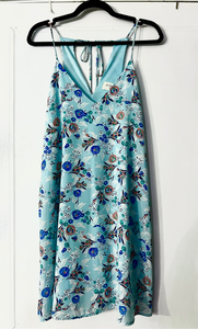 S - everly light blue floral shift dress